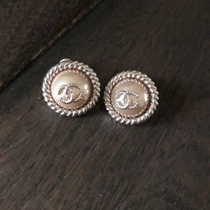 Inspiration chanel pearl earrings